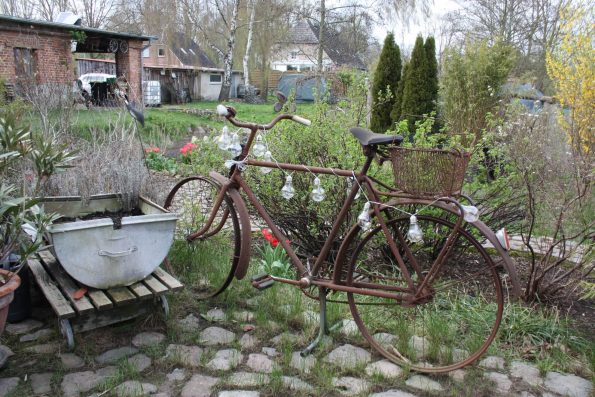 Antikes Fahrrad im Garten